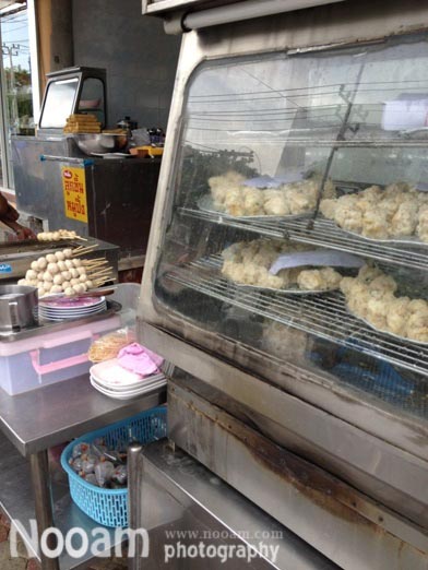 ชวนชิม ร้านก๋วยเตี๋ยวปลาเมืองทอง ก๋วยเตี๋ยวต้มยำปลาไข่ต้ม พร้อมขนมจีบ ปอเปี๊ย ปลาลวกจิ้ม และข้าวคลุกกะปิ